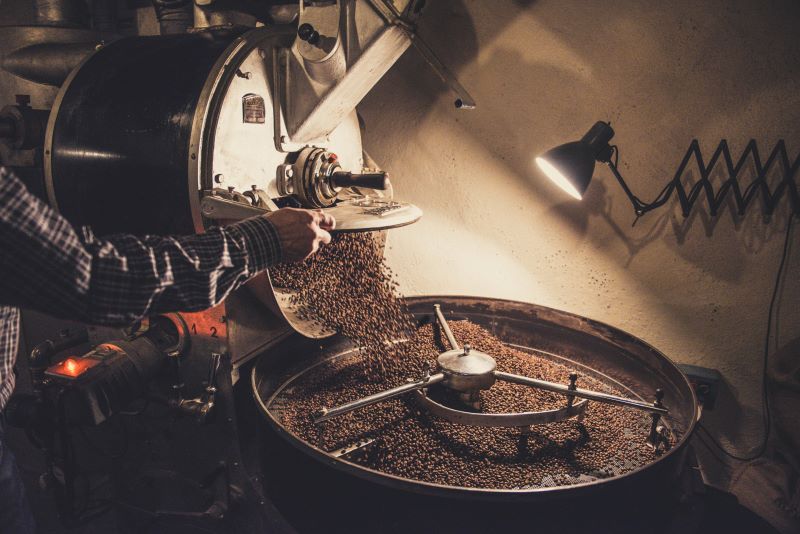 Rzemieślnicza palarnia kawy – jak wygląda produkcja kawy świeżo palonej?