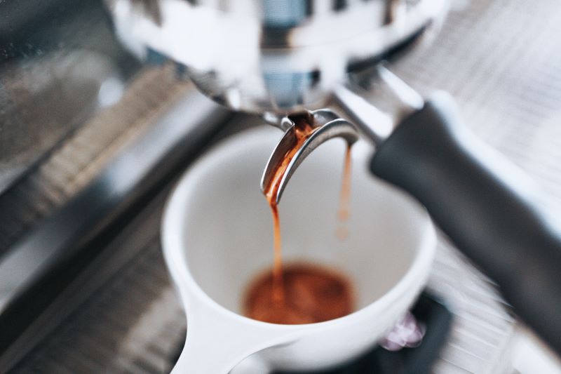 Parzenie kawy w ekspresie kolbowym
